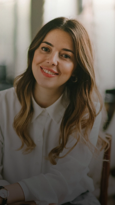 A woman smiling with no visible fillings thanks to tooth colored options in Plantation, FL.